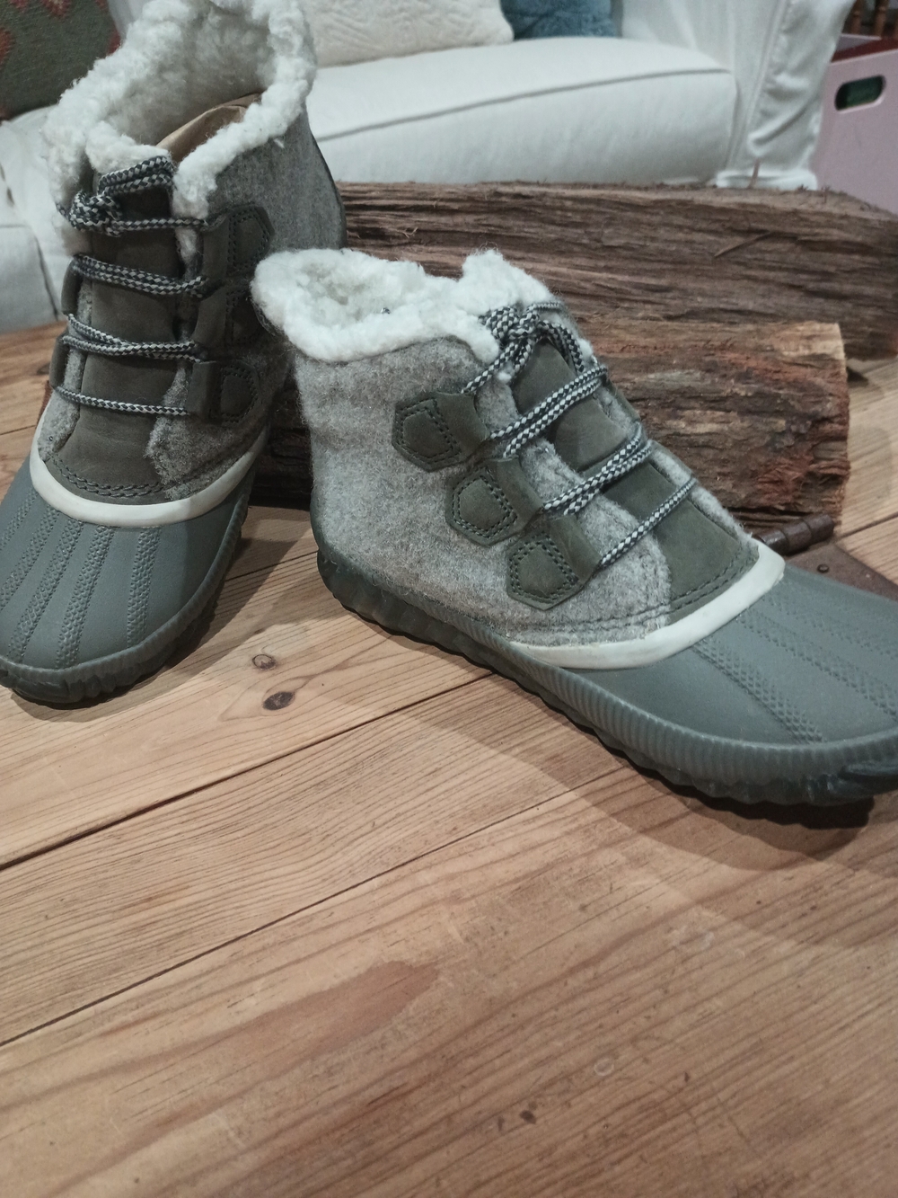 Sorel Out 'N About Waterproof Duck Boots Gray & Green US 7.5